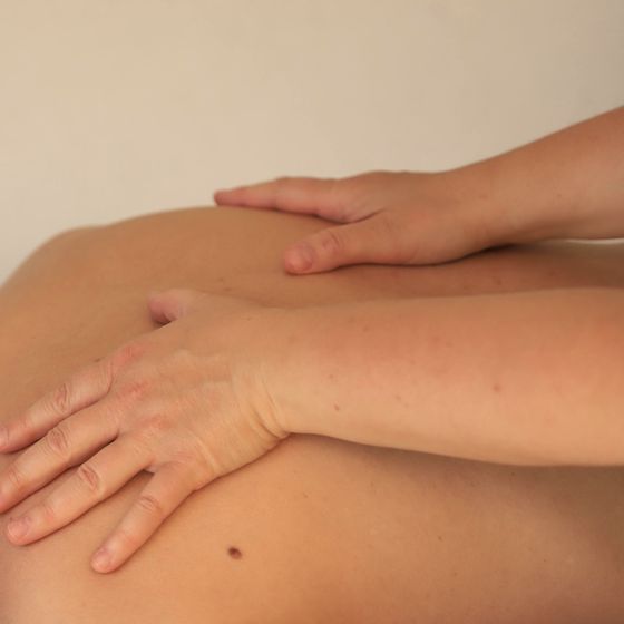 Osteopathische Behandlung am Rücken und Schulterbereich