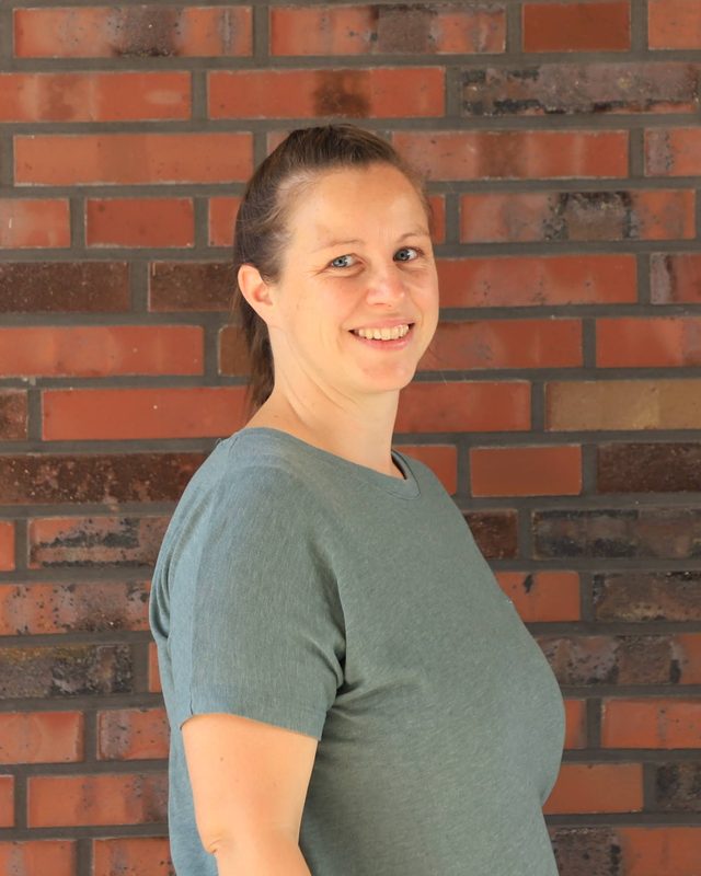 Odilia Seeherr vor einer Hamburger Backsteinwand
